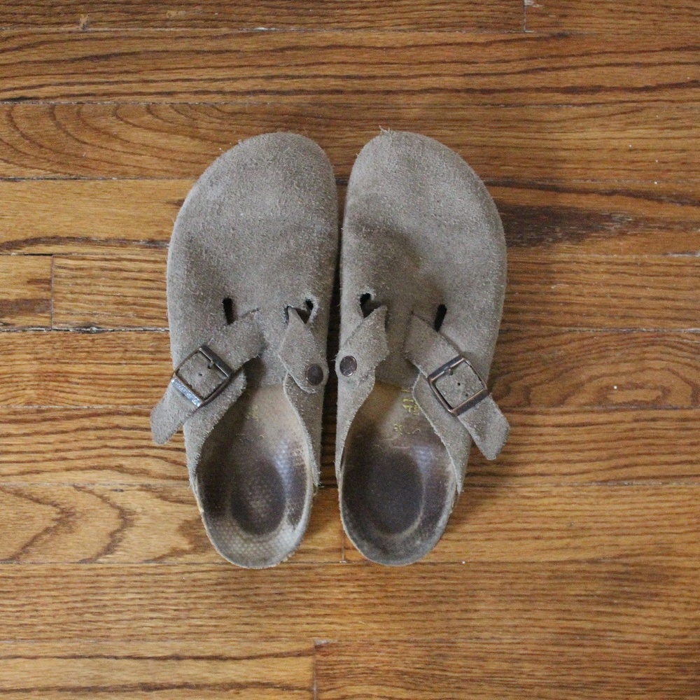 BIRKENSTOCK Boston Suede Taupe Clog